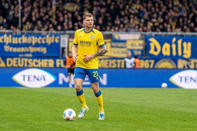 Deutschland: Fussball, 2. Bundesliga, 30. Spieltag 2025 26, Eintracht Braunschweig - Hertha BSC am 19.04. in Braunschweig, Eintracht-Stadion: Kevin Ehlers (Eintracht Braunschweig 21) am Ball