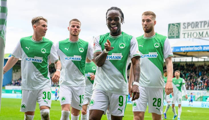 19.04.2026 - Fussball - Saison 2025 2026 - 2. Fussball - Bundesliga - 30. Spieltag: SpVgg Greuther Fürth ( Kleeblatt ) - SV Darmstadt 98 ( Lilien ) - Sportfoto Zink - xwoxzix - DFL regulations prohibit any use of photographs as image sequences and or quasi-video - only for editorial use - Torjubel Jubel Freude nach Treffer Tor Torschuß zum 1:1 durch Noel Futkeu (9, SpVgg Greuther Fürth ) - Felix Klaus (30, SpVgg Greuther Fürth ) Jan Elvedi (15, SpVgg Greuther Fürth ) Noel Futkeu (9, SpVgg Greuther Fürth ) Doni Edon Arifi (28, SpVgg Greuther Fürth )