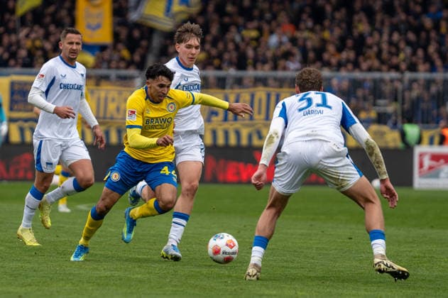 Deutschland: Fussball, 2. Bundesliga, 30. Spieltag 2025 26, Eintracht Braunschweig - Hertha BSC am 19.04. in Braunschweig, Eintracht-Stadion: Johan Gomez (Eintracht Braunschweig 44) Marton Dardai (Hertha BSC 31) Kennet Eichhorn (Hertha BSC 23)