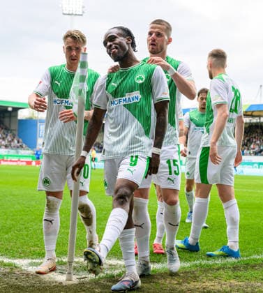 19.04.2026 - Fussball - Saison 2025 2026 - 2. Fussball - Bundesliga - 30. Spieltag: SpVgg Greuther Fürth ( Kleeblatt ) - SV Darmstadt 98 ( Lilien ) - Sportfoto Zink - xwoxzix - DFL regulations prohibit any use of photographs as image sequences and or quasi-video - only for editorial use - Torjubel Jubel Freude nach Treffer Tor Torschuß zum 1:1 durch Noel Futkeu (9, SpVgg Greuther Fürth ) - Felix Klaus (30, SpVgg Greuther Fürth ) Noel Futkeu (9, SpVgg Greuther Fürth ) Jan Elvedi (15, SpVgg Greuther Fürth )