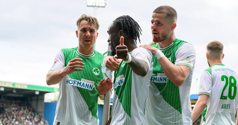 19.04.2026 - Fussball - Saison 2025 2026 - 2. Fussball - Bundesliga - 30. Spieltag: SpVgg Greuther Fürth ( Kleeblatt ) - SV Darmstadt 98 ( Lilien ) - Sportfoto Zink - xwoxzix - DFL regulations prohibit any use of photographs as image sequences and or quasi-video - only for editorial use - Torjubel Jubel Freude nach Treffer Tor Torschuß zum 1:1 durch Noel Futkeu (9, SpVgg Greuther Fürth ) - Felix Klaus (30, SpVgg Greuther Fürth ) Noel Futkeu (9, SpVgg Greuther Fürth ) Jan Elvedi (15, SpVgg Greuther Fürth ) Daumen hoch Daumen nach oben