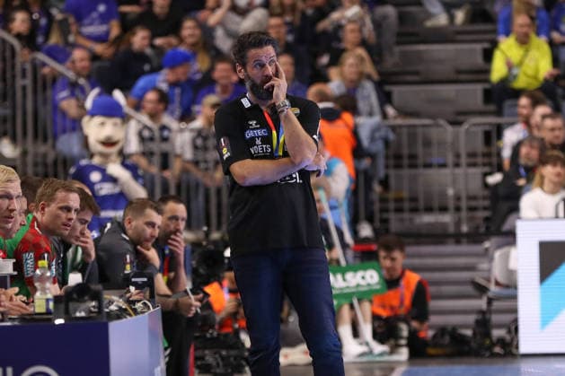 19.04.2026, xgox, Handball - DHB Pokal Spiel Platz 3 SC Magdeburg - TBV Lemgo Lippe emspor, v.l. Bennet Wiegert (Magdeburg, Trainer) enttaeuscht, schaut enttaeuscht, niedergeschlagen, disappointed, nachdenklich Koeln