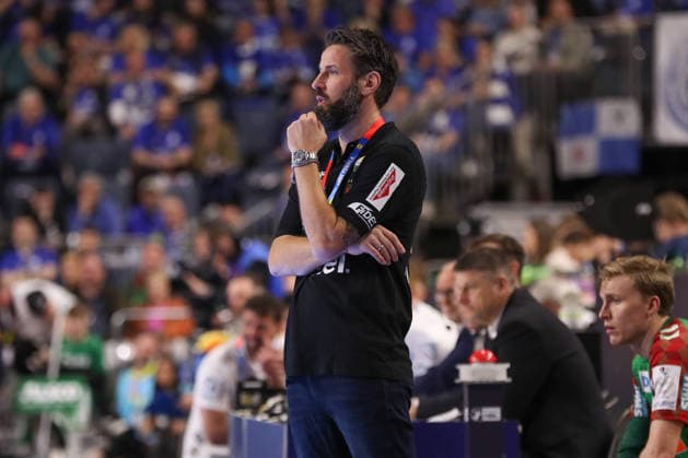 19.04.2026, xgox, Handball - DHB Pokal Spiel Platz 3 SC Magdeburg - TBV Lemgo Lippe emspor, v.l. Bennet Wiegert (Magdeburg, Trainer) enttaeuscht, schaut enttaeuscht, niedergeschlagen, disappointed, nachdenklich Koeln