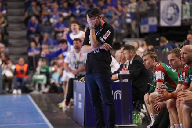 19.04.2026, xgox, Handball - DHB Pokal Spiel Platz 3 SC Magdeburg - TBV Lemgo Lippe emspor, v.l. Bennet Wiegert (Magdeburg, Trainer) enttaeuscht, schaut enttaeuscht, niedergeschlagen, disappointed, nachdenklich Koeln