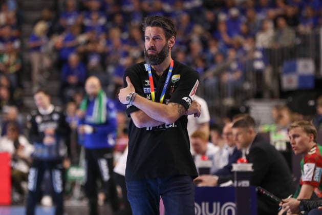 19.04.2026, xgox, Handball - DHB Pokal Spiel Platz 3 SC Magdeburg - TBV Lemgo Lippe emspor, v.l. Bennet Wiegert (Magdeburg, Trainer) enttaeuscht, schaut enttaeuscht, niedergeschlagen, disappointed, nachdenklich Koeln