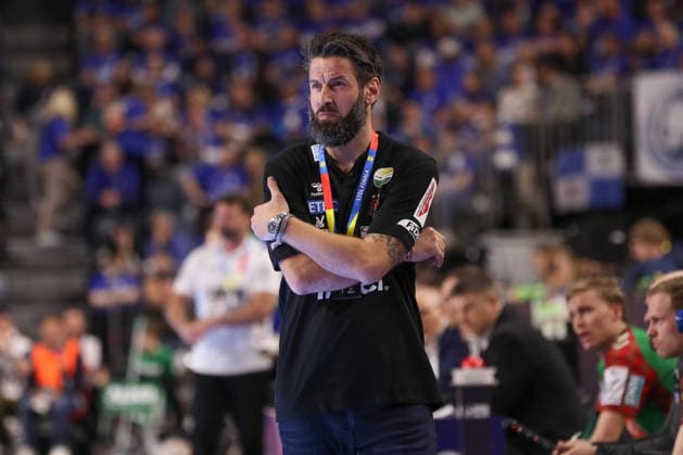 19.04.2026, xgox, Handball - DHB Pokal Spiel Platz 3 SC Magdeburg - TBV Lemgo Lippe emspor, v.l. Bennet Wiegert (Magdeburg, Trainer) enttaeuscht, schaut enttaeuscht, niedergeschlagen, disappointed, nachdenklich Koeln