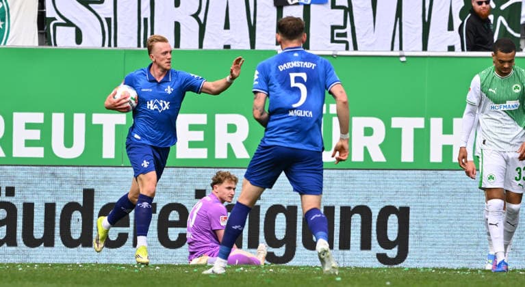 19.04.2026 - Fussball - Saison 2025 2026 - 2. Fussball - Bundesliga - 30. Spieltag: SpVgg Greuther Fürth ( Kleeblatt ) - SV Darmstadt 98 ( Lilien ) - Sportfoto Zink - xwoxzix - DFL regulations prohibit any use of photographs as image sequences and or quasi-video - only for editorial use - Torjubel Jubel Freude nach Treffer Tor Torschuß zum 0:1 durch Isac Lidberg (7, SV Darmstadt 98 D98 SV98 ) - Silas Prüfrock (43, SpVgg Greuther Fürth ) enttäuscht Enttäuschung