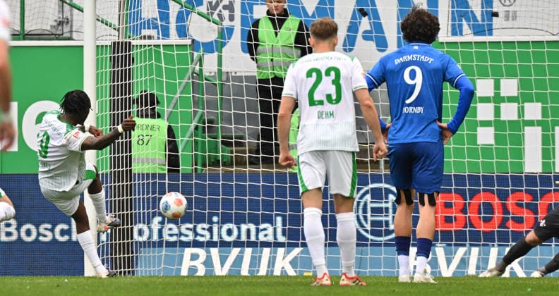 19.04.2026 - Fussball - Saison 2025 2026 - 2. Fussball - Bundesliga - 30. Spieltag: SpVgg Greuther Fürth ( Kleeblatt ) - SV Darmstadt 98 ( Lilien ) - Sportfoto Zink MeZi - xmexzix - DFL regulations prohibit any use of photographs as image sequences and or quasi-video - only for editorial use - Noel Futkeu (9, SpVgg Greuther Fürth ) erzielt Treffer Tor Torschuß zum 1:1 per Elfmeter Strafstoß