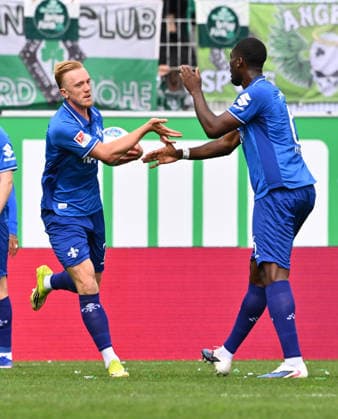 19.04.2026 - Fussball - Saison 2025 2026 - 2. Fussball - Bundesliga - 30. Spieltag: SpVgg Greuther Fürth ( Kleeblatt ) - SV Darmstadt 98 ( Lilien ) - Sportfoto Zink - xwoxzix - DFL regulations prohibit any use of photographs as image sequences and or quasi-video - only for editorial use - Torjubel Jubel Freude nach Treffer Tor Torschuß zum 0:1 durch Isac Lidberg (7, SV Darmstadt 98 D98 SV98 ) - Isac Lidberg (7, SV Darmstadt 98 D98 SV98 ) Patric Pfeiffer (6, SV Darmstadt 98 D98 SV98 )