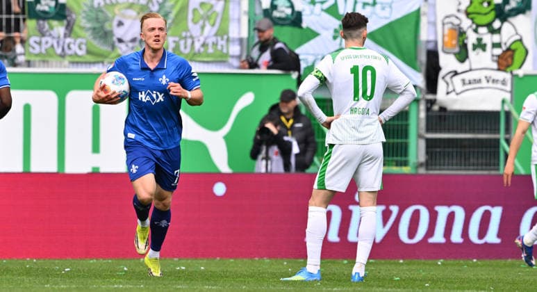 19.04.2026 - Fussball - Saison 2025 2026 - 2. Fussball - Bundesliga - 30. Spieltag: SpVgg Greuther Fürth ( Kleeblatt ) - SV Darmstadt 98 ( Lilien ) - Sportfoto Zink - xwoxzix - DFL regulations prohibit any use of photographs as image sequences and or quasi-video - only for editorial use - Torjubel Jubel Freude nach Treffer Tor Torschuß zum 0:1 durch Isac Lidberg (7, SV Darmstadt 98 D98 SV98 ) - Branimir Hrgota (10, SpVgg Greuther Fürth ) enttäuscht Enttäuschung