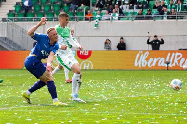 19.04.2026, xgrfx, Fussball 2.Bundesliga, SpVgg Greuther Fuerth - SV Darmstadt 98 v.l. Tor, Isac Lidberg (SV Darmstadt) (DFL DFB REGULATIONS PROHIBIT ANY USE OF PHOTOGRAPHS as IMAGE SEQUENCES and or QUASI-VIDEO) Fuerth