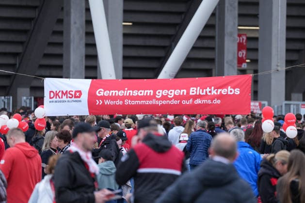 Deutschland, Fussball, 1. Bundesliga, 30.Spieltag, 2025 2026, SC Freiburg vs. 1. FC Heidenheim, 19.04.2026, Europa-Park Stadion, Freiburg, DKMS, Registrierungsaktion, Stammzellspender, Blutkrebs-Erkrankung von Cinja, Partnerin von Eren Dinkci Eren Dinkci, Krebs, Blutkrebs, Leukämie, Stammzellspende, Spenderinnen und Spender, Abstrichen der Wangeninnenschleimhaut, Registrierung, Leben zu retten, Stammzelltransplantation, Wangenabstrich, Mund auf. Stäbchen rein. Spender sein, Deutsche Knochenmarkspenderdatei DFL REGULATIONS PROHIBIT ANY USE OF PHOTOGRAPHS AS IMAGE SEQUENCES AND OR QUASI-VIDEO. Freiburg Europa-Park Stadion Baden-Württemberg Deutschland *** Germany, Football, 1 Bundesliga, 30 Matchday, 2025 2026, SC Freiburg vs 1 FC Heidenheim, 19 04 2026, Europa Park Stadium, Freiburg, DKMS, registration campaign, stem cell donor, blood cancer disease of Cinja, partner of Eren Dinkci Eren Dinkci, cancer, blood cancer, leukemia, stem cell donation, donors, donor, donor, donor, donor, donor, donor, donor, donor, donor, donor, donor, donor, donor, donor, donor, donor, donor, donor, donor, donor, donor, donor, donor, donor, donor, donor, donor, donor, donor, donor, donor, donor, donor, donor, donor, donor, donor, donor, donor, donor, donor, donor, donor, donor, donor, donor, donor, donor, donor, donor, donor, donor, donor Copyright: xArnexAmbergx