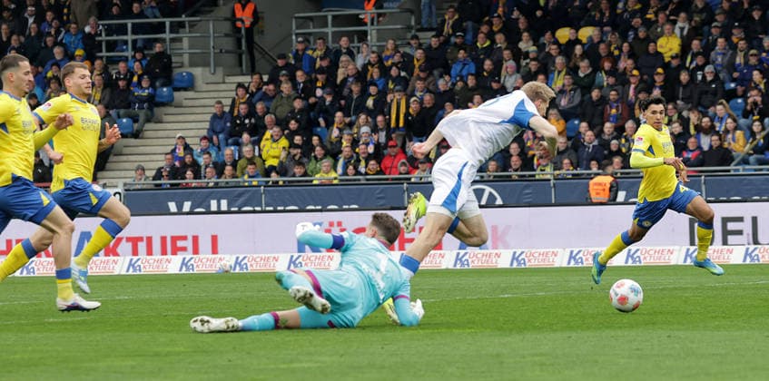 Luca Schuler (Hertha BSC Berlin) wird von Torhueter Ron Thorben Hoffmann (Eintracht Braunschweig) gefoult, es gibt Elfmeter Fussball, Herren, Saison 2025 2026 2.BL, Eintracht Stadion, Eintracht Braunschweig gegen Hertha BSC Berlin DFL REGULATIONS PROHIBIT ANY USE OF PHOTOGRAPHS AS IMAGE SEQUENCES AND OR QUASI-VIDEO.