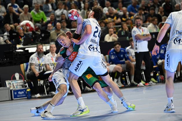 GER, Lanxess Arena Koeln, HBL, LIDL FINAL4, Men, Spiel um Platz 3, TBV Lemgo Lippe vs. SC Magdeburg 19.04.2026, Lanxess Arena , Koeln , GER, Lanxess Arena Koeln, HBL, LIDL FINAL4, Men, Spiel um Platz 3, TBV Lemgo Lippe vs. SC Magdeburg , im Bild: Omar Ingi Magnusson (SC Magdeburg 14), im Zweikampf gegen Joel Willecke (TBV Lemgo 24),