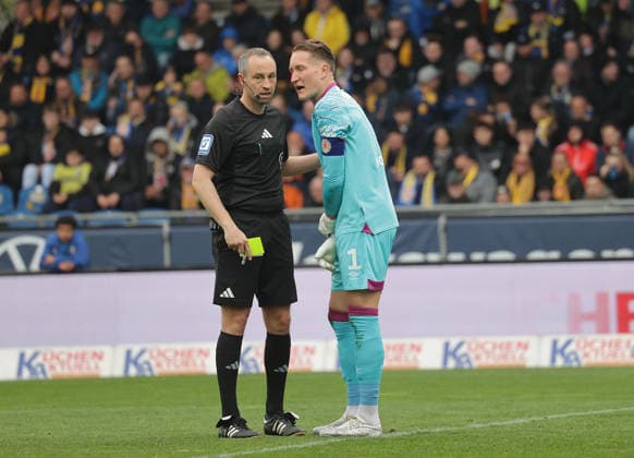 Schiedsrichter Patrick Alt gelbe Karte fuer Torhueter Ron Thorben Hoffmann (Eintracht Braunschweig) Fussball, Herren, Saison 2025 2026 2.BL, Eintracht Stadion, Eintracht Braunschweig gegen Hertha BSC Berlin DFL REGULATIONS PROHIBIT ANY USE OF PHOTOGRAPHS AS IMAGE SEQUENCES AND OR QUASI-VIDEO.