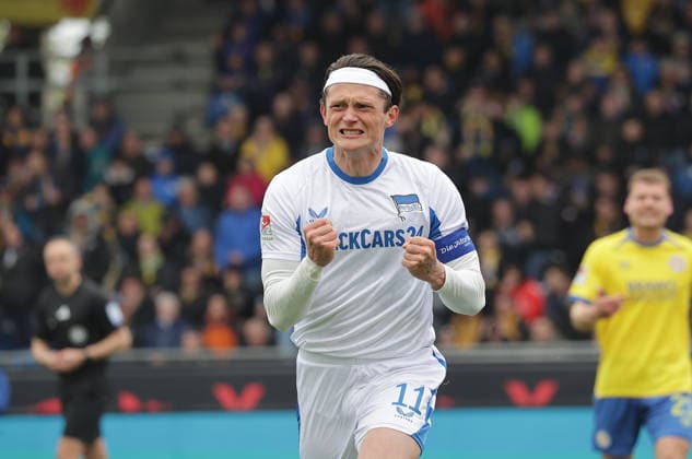 Fabian Reese (Hertha BSC Berlin) scheitert per Elfmeter an Torhueter Ron Thorben Hoffmann (Eintracht Braunschweig) und trifft dann im Nachschuss zum 0-1, Jubel Fussball, Herren, Saison 2025 2026 2.BL, Eintracht Stadion, Eintracht Braunschweig gegen Hertha BSC Berlin DFL REGULATIONS PROHIBIT ANY USE OF PHOTOGRAPHS AS IMAGE SEQUENCES AND OR QUASI-VIDEO.