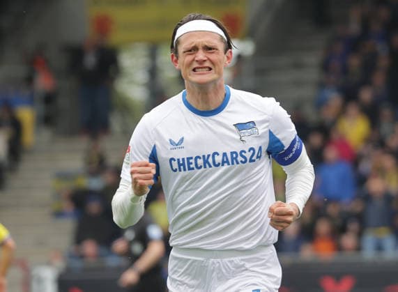 Fabian Reese (Hertha BSC Berlin) scheitert per Elfmeter an Torhueter Ron Thorben Hoffmann (Eintracht Braunschweig) und trifft dann im Nachschuss zum 0-1, Jubel Fussball, Herren, Saison 2025 2026 2.BL, Eintracht Stadion, Eintracht Braunschweig gegen Hertha BSC Berlin DFL REGULATIONS PROHIBIT ANY USE OF PHOTOGRAPHS AS IMAGE SEQUENCES AND OR QUASI-VIDEO.