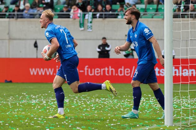Fürth, Deutschland: 19. April 2026 - 2. Bundesliga - 30. Spieltag - SpVgg Greuther Fürth vs. SV Darmstadt 98 Im Bild: v.li. Torschütze Isac Lidberg (SV Darmstadt) macht das Tor zum 0:1 für Darmstadt und jubelt mit Killian Corredor (SV Darmstadt) DFL regulations prohibit any use of photographs as image sequences and or quasi-video.