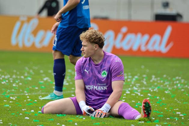 Fürth, Deutschland: 19. April 2026 - 2. Bundesliga - 30. Spieltag - SpVgg Greuther Fürth vs. SV Darmstadt 98 Im Bild: Torschütze Isac Lidberg (SV Darmstadt) macht das Tor zum 0:1 für Darmstadt und Torhüter Silas Prüfrock Pruefrock (Greuther Fürth) sitzt enttäuscht auf dem Spielfeld DFL regulations prohibit any use of photographs as image sequences and or quasi-video.