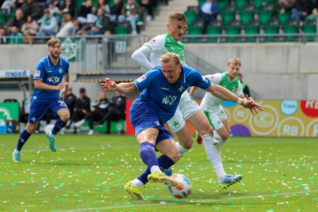 Fürth, Deutschland: 19. April 2026 - 2. Bundesliga - 30. Spieltag - SpVgg Greuther Fürth vs. SV Darmstadt 98 Im Bild: v.li. Torschütze Isac Lidberg (SV Darmstadt) macht das Tor zum 0:1 für Darmstadt DFL regulations prohibit any use of photographs as image sequences and or quasi-video.