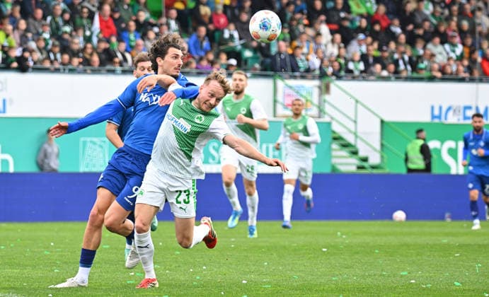 19.04.2026 - Fussball - Saison 2025 2026 - 2. Fussball - Bundesliga - 30. Spieltag: SpVgg Greuther Fürth ( Kleeblatt ) - SV Darmstadt 98 ( Lilien ) - Sportfoto Zink MeZi - xmexzix - DFL regulations prohibit any use of photographs as image sequences and or quasi-video - only for editorial use - Fraser Hornby (9, SV Darmstadt 98 D98 SV98 ) Jannik Dehm ( 23, SpVgg Greuther Fürth, rechts )