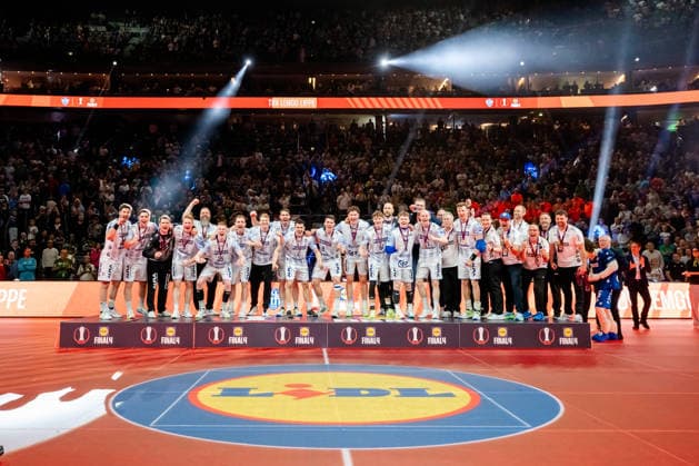 Köln, 19.04.2026, Handball, Herren, Lidl Final4, DHB Pokal, Spiel um Platz 3, TBV Lemgo Lippe - SC Magdeburg Lemgo auf dem Podest des dritten Platzes nachdem Gewinn des Spiels gegen Magdeburg Köln Lanxess Arena NRW Germany