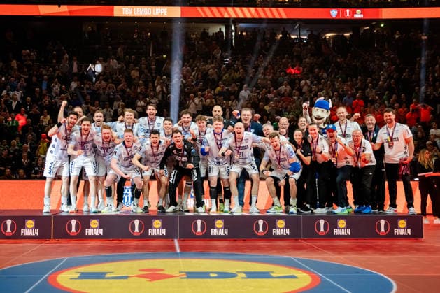 Köln, 19.04.2026, Handball, Herren, Lidl Final4, DHB Pokal, Spiel um Platz 3, TBV Lemgo Lippe - SC Magdeburg Lemgo auf dem Podest des dritten Platzes nachdem Gewinn des Spiels gegen Magdeburg Köln Lanxess Arena NRW Germany
