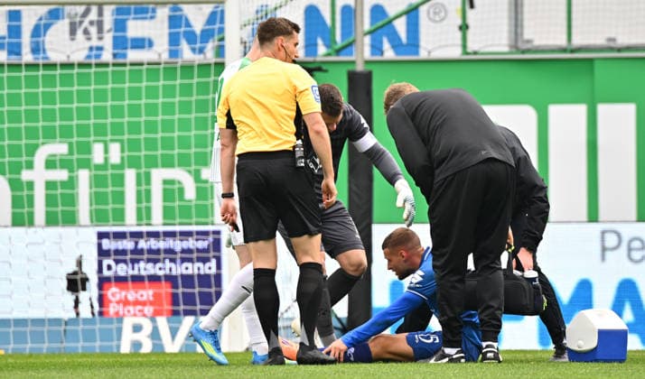 19.04.2026 - Fussball - Saison 2025 2026 - 2. Fussball - Bundesliga - 30. Spieltag: SpVgg Greuther Fürth ( Kleeblatt ) - SV Darmstadt 98 ( Lilien ) - Sportfoto Zink MeZi - xmexzix - DFL regulations prohibit any use of photographs as image sequences and or quasi-video - only for editorial use - Fabian Nürnberger Nuernberger (15, SV Darmstadt 98 D98 SV98 ) verletzt Verletzung angeschlagen am Boden