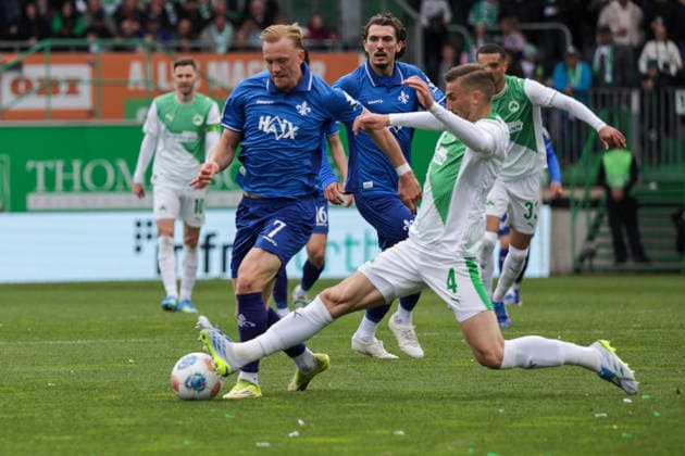 19.04.2026, xgrfx, Fussball 2.Bundesliga, SpVgg Greuther Fuerth - SV Darmstadt 98 v.l. Isac Lidberg (SV Darmstadt), Philipp Ziereis (Greuther Fürth) (DFL DFB REGULATIONS PROHIBIT ANY USE OF PHOTOGRAPHS as IMAGE SEQUENCES and or QUASI-VIDEO) Fuerth