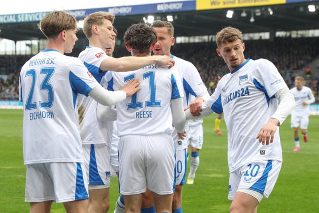 19.04.2025, xtgx, Fussball 2. Bundesliga, Eintracht Braunschweig - Hertha BSC Berlin v.l. Hertha nach Tor zum 0:1 durch Fabian Reese (Hertha, 11) Jubel, Torjubel, jubelt ueber das Tor, celebrate the goal, celebration (DFL DFB REGULATIONS PROHIBIT ANY USE OF PHOTOGRAPHS as IMAGE SEQUENCES and or QUASI-VIDEO) Braunschweig
