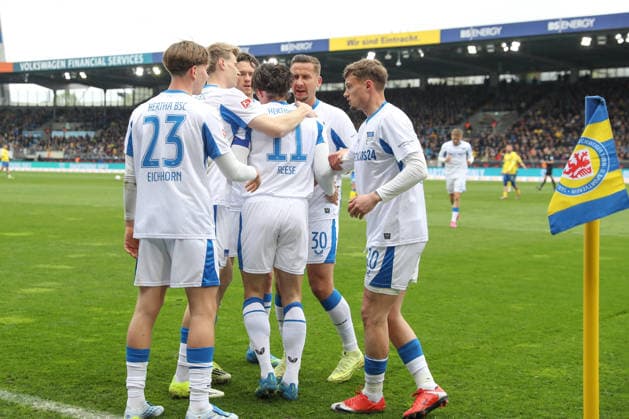 19.04.2025, xtgx, Fussball 2. Bundesliga, Eintracht Braunschweig - Hertha BSC Berlin v.l. Hertha nach Tor zum 0:1 durch Fabian Reese (Hertha, 11) Jubel, Torjubel, jubelt ueber das Tor, celebrate the goal, celebration (DFL DFB REGULATIONS PROHIBIT ANY USE OF PHOTOGRAPHS as IMAGE SEQUENCES and or QUASI-VIDEO) Braunschweig