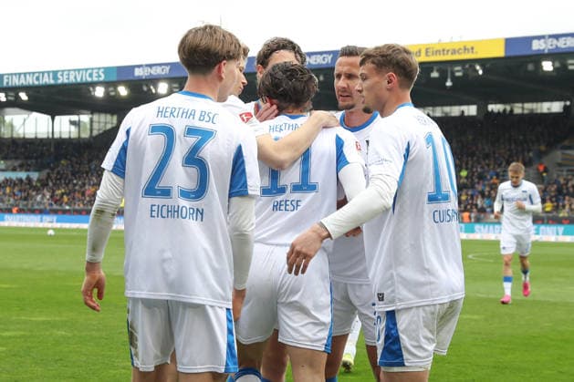 19.04.2025, xtgx, Fussball 2. Bundesliga, Eintracht Braunschweig - Hertha BSC Berlin v.l. Hertha nach Tor zum 0:1 durch Fabian Reese (Hertha, 11) Jubel, Torjubel, jubelt ueber das Tor, celebrate the goal, celebration (DFL DFB REGULATIONS PROHIBIT ANY USE OF PHOTOGRAPHS as IMAGE SEQUENCES and or QUASI-VIDEO) Braunschweig