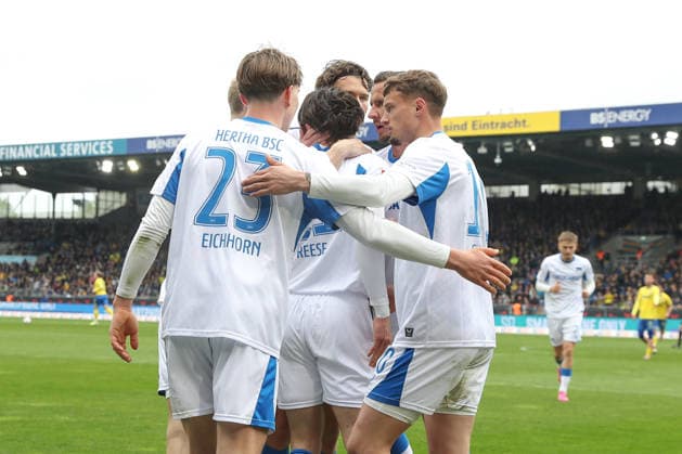 19.04.2025, xtgx, Fussball 2. Bundesliga, Eintracht Braunschweig - Hertha BSC Berlin v.l. Hertha nach Tor zum 0:1 durch Fabian Reese (Hertha, 11) Jubel, Torjubel, jubelt ueber das Tor, celebrate the goal, celebration (DFL DFB REGULATIONS PROHIBIT ANY USE OF PHOTOGRAPHS as IMAGE SEQUENCES and or QUASI-VIDEO) Braunschweig