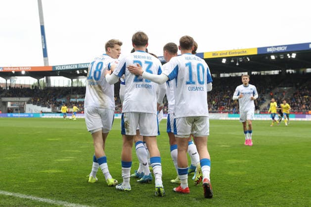 19.04.2025, xtgx, Fussball 2. Bundesliga, Eintracht Braunschweig - Hertha BSC Berlin v.l. Hertha nach Tor zum 0:1 durch Fabian Reese (Hertha, 11) Jubel, Torjubel, jubelt ueber das Tor, celebrate the goal, celebration (DFL DFB REGULATIONS PROHIBIT ANY USE OF PHOTOGRAPHS as IMAGE SEQUENCES and or QUASI-VIDEO) Braunschweig