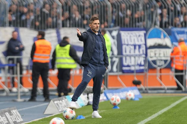 19.04.2025, xtgx, Fussball 2. Bundesliga, Eintracht Braunschweig - Hertha BSC Berlin v.l. Stefan Leitl (Hertha, Trainer) gibt Anweisungen, gestikuliert mit den Armen, gesticulate, gives instructions (DFL DFB REGULATIONS PROHIBIT ANY USE OF PHOTOGRAPHS as IMAGE SEQUENCES and or QUASI-VIDEO) Braunschweig