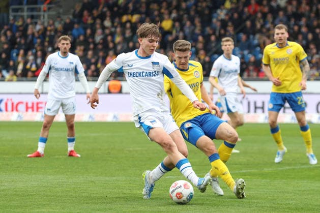 19.04.2025, xtgx, Fussball 2. Bundesliga, Eintracht Braunschweig - Hertha BSC Berlin v.l. Kennet Eichhorn (Hertha, 23), Florian Flick (Braunschweig, 6) Zweikampf, Duell, Kampf, tackle (DFL DFB REGULATIONS PROHIBIT ANY USE OF PHOTOGRAPHS as IMAGE SEQUENCES and or QUASI-VIDEO) Braunschweig