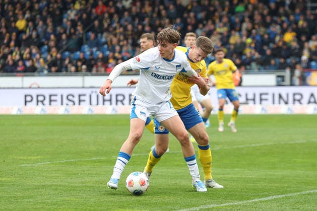 19.04.2025, xtgx, Fussball 2. Bundesliga, Eintracht Braunschweig - Hertha BSC Berlin v.l. Kennet Eichhorn (Hertha, 23), Florian Flick (Braunschweig, 6) Zweikampf, Duell, Kampf, tackle (DFL DFB REGULATIONS PROHIBIT ANY USE OF PHOTOGRAPHS as IMAGE SEQUENCES and or QUASI-VIDEO) Braunschweig