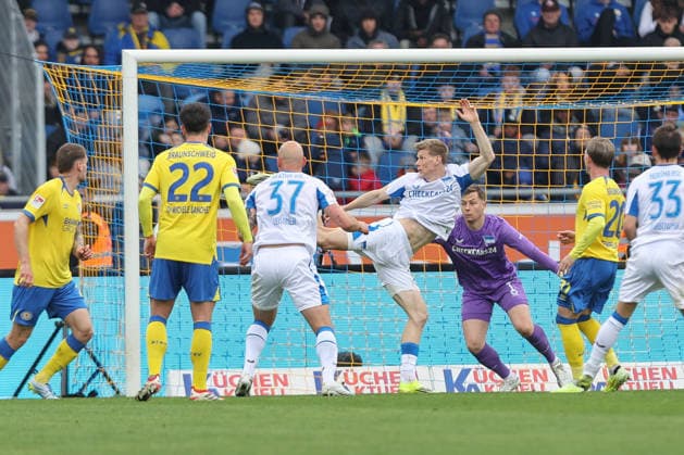 19.04.2025, xtgx, Fussball 2. Bundesliga, Eintracht Braunschweig - Hertha BSC Berlin v.l. Luca Schuler (Hertha, 18) klärt vor dem Tor (DFL DFB REGULATIONS PROHIBIT ANY USE OF PHOTOGRAPHS as IMAGE SEQUENCES and or QUASI-VIDEO) Braunschweig