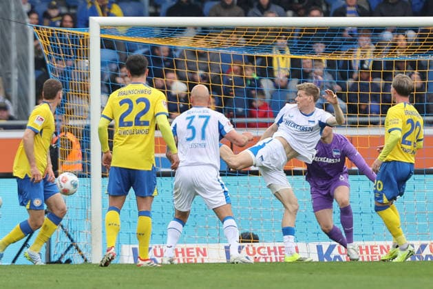 19.04.2025, xtgx, Fussball 2. Bundesliga, Eintracht Braunschweig - Hertha BSC Berlin v.l. Luca Schuler (Hertha, 18) klärt vor dem Tor (DFL DFB REGULATIONS PROHIBIT ANY USE OF PHOTOGRAPHS as IMAGE SEQUENCES and or QUASI-VIDEO) Braunschweig