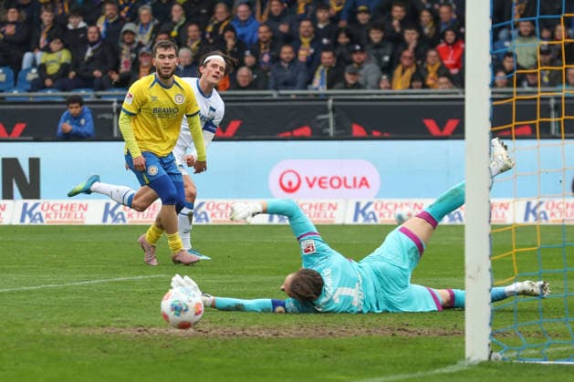 19.04.2025, xtgx, Fussball 2. Bundesliga, Eintracht Braunschweig - Hertha BSC Berlin v.l. Fabian Reese (Hertha, 11), Ron Thorben Hoffmann (Braunschweig, 1) schiesst den Ball aufs Tor, Torschuss, Schuss Parade, haelt den Ball, faengt den Ball, pariert (DFL DFB REGULATIONS PROHIBIT ANY USE OF PHOTOGRAPHS as IMAGE SEQUENCES and or QUASI-VIDEO) Braunschweig