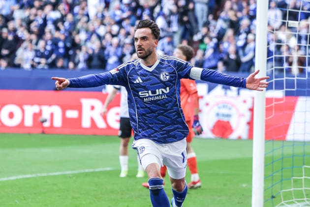 Fussball, 2. Bundesliga Saison 2025 2026 30. Spieltag FC Schalke 04 - SC Preussen Münster 10.04.2026, VELTINS-Arena Torjubel FC Schalke 04 nach dem Tor zum 1-0 durch Kenan Karaman (Schalke 04, 19) die Spieler freuen sich Gelsenkirchen VELTINS-Arena Nordrhein-Westfalen Deutschland *** Sport, Football, 2 Bundesliga Season 2025 2026 30 Matchday FC Schalke 04 SC Preussen Münster 10 04 2026, VELTINS Arena Goal celebration FC Schalke 04 after the goal to 1 0 by Kenan Karaman Schalke 04, 19 the players are happy Gelsenkirchen VELTINS Arena Nordrhein Westfalen Germany