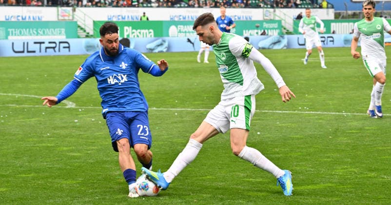 19.04.2026 - Fussball - Saison 2025 2026 - 2. Fussball - Bundesliga - 30. Spieltag: SpVgg Greuther Fürth ( Kleeblatt ) - SV Darmstadt 98 ( Lilien ) - Sportfoto Zink - xwoxzix - DFL regulations prohibit any use of photographs as image sequences and or quasi-video - only for editorial use - Marco Richter (23, SV Darmstadt 98 D98 SV98 ) Branimir Hrgota (10, SpVgg Greuther Fürth )
