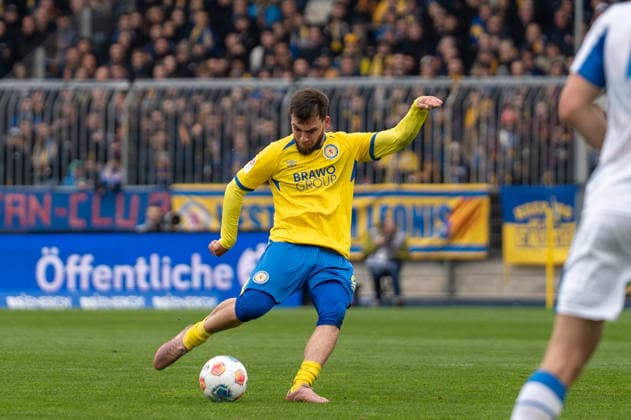 Deutschland: Fussball, 2. Bundesliga, 30. Spieltag 2025 26, Eintracht Braunschweig - Hertha BSC am 19.04. in Braunschweig, Eintracht-Stadion: Mehmet Aydin (Eintracht Braunschweig 8) am Ball