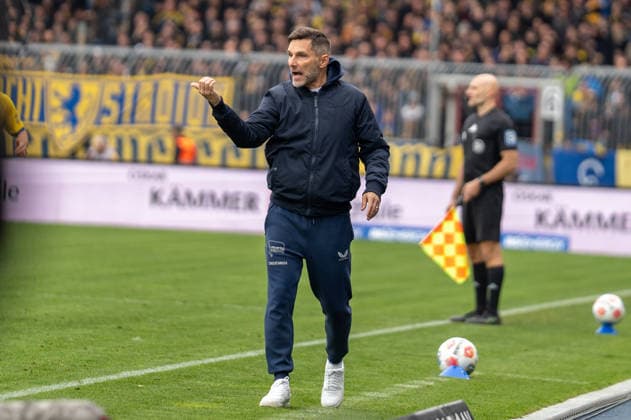 Deutschland: Fussball, 2. Bundesliga, 30. Spieltag 2025 26, Eintracht Braunschweig - Hertha BSC am 19.04. in Braunschweig, Eintracht-Stadion: Stefan Leitl (Trainer Hertha BSC) Gestik
