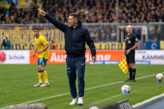 Deutschland: Fussball, 2. Bundesliga, 30. Spieltag 2025 26, Eintracht Braunschweig - Hertha BSC am 19.04. in Braunschweig, Eintracht-Stadion: Stefan Leitl (Trainer Hertha BSC) Gestik