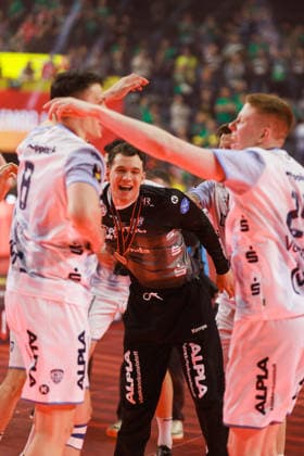 Siegerehrung TBV Lemgo, Jubel, Freude, Leidenschaft, Erfolg, Emotion, Begeisterung, positive Emotionen GER, TBV Lemgo Lippe vs. SC Magdeburg, Handball, DHB-Pokal, LIDL Final4, Spiel um Platz 3, Spielzeit 2025 2026, 19.04.2026, GER, TBV Lemgo Lippe vs. SC Magdeburg, Handball, DHB-Pokal, LIDL Final4, Spiel um Platz 3, Spielzeit 2025 2026, 19.04.2026, Koeln Copyright: xEibnerxPressefoto OliverxSchmidtx EP_OST