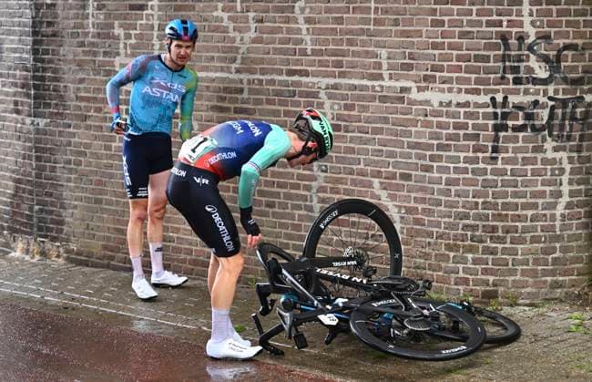 Amstel Gold Race 2026 Cycling Race VALKENBURG, THE NETHERLANDS - APRIL 19 : crash of Lapeira Paul (FRA) of Decathlon CMA CGM Team during the 60th edition of Amstel Gold Race an UCI World Tour 1.UWT one day cycling road race for Men Elite of 220 km with start in Maastricht and finish in Valkenburg on April 19, 2026 in Valkenburg, The Netherlands, 19 04 2026 ( Motordriver Kenny Verfaillie - Valkenburg The Netherlands  Copyright: xVincentxKalutx