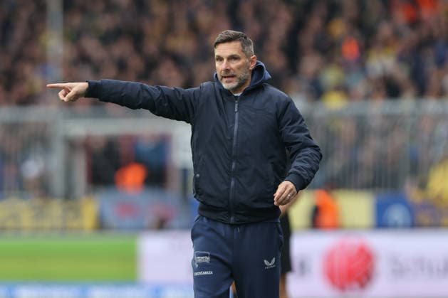 19.04.2025, xtgx, Fussball 2. Bundesliga, Eintracht Braunschweig - Hertha BSC Berlin v.l. Stefan Leitl (Hertha, Trainer) gibt Anweisungen, gestikuliert mit den Armen, gesticulate, gives instructions (DFL DFB REGULATIONS PROHIBIT ANY USE OF PHOTOGRAPHS as IMAGE SEQUENCES and or QUASI-VIDEO) Braunschweig