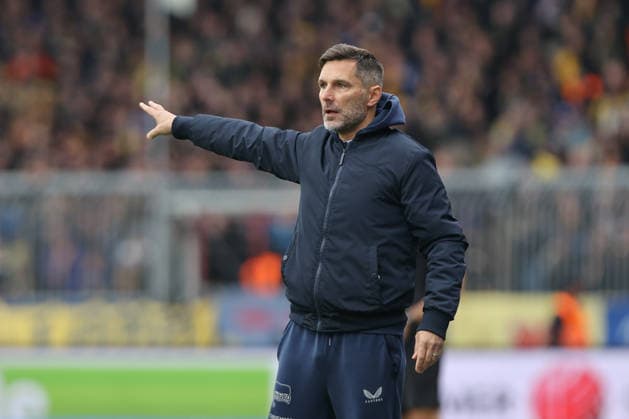 19.04.2025, xtgx, Fussball 2. Bundesliga, Eintracht Braunschweig - Hertha BSC Berlin v.l. Stefan Leitl (Hertha, Trainer) gibt Anweisungen, gestikuliert mit den Armen, gesticulate, gives instructions (DFL DFB REGULATIONS PROHIBIT ANY USE OF PHOTOGRAPHS as IMAGE SEQUENCES and or QUASI-VIDEO) Braunschweig