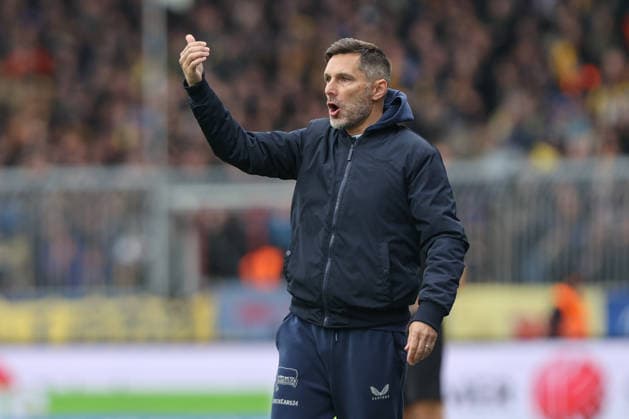 19.04.2025, xtgx, Fussball 2. Bundesliga, Eintracht Braunschweig - Hertha BSC Berlin v.l. Stefan Leitl (Hertha, Trainer) gibt Anweisungen, gestikuliert mit den Armen, gesticulate, gives instructions (DFL DFB REGULATIONS PROHIBIT ANY USE OF PHOTOGRAPHS as IMAGE SEQUENCES and or QUASI-VIDEO) Braunschweig